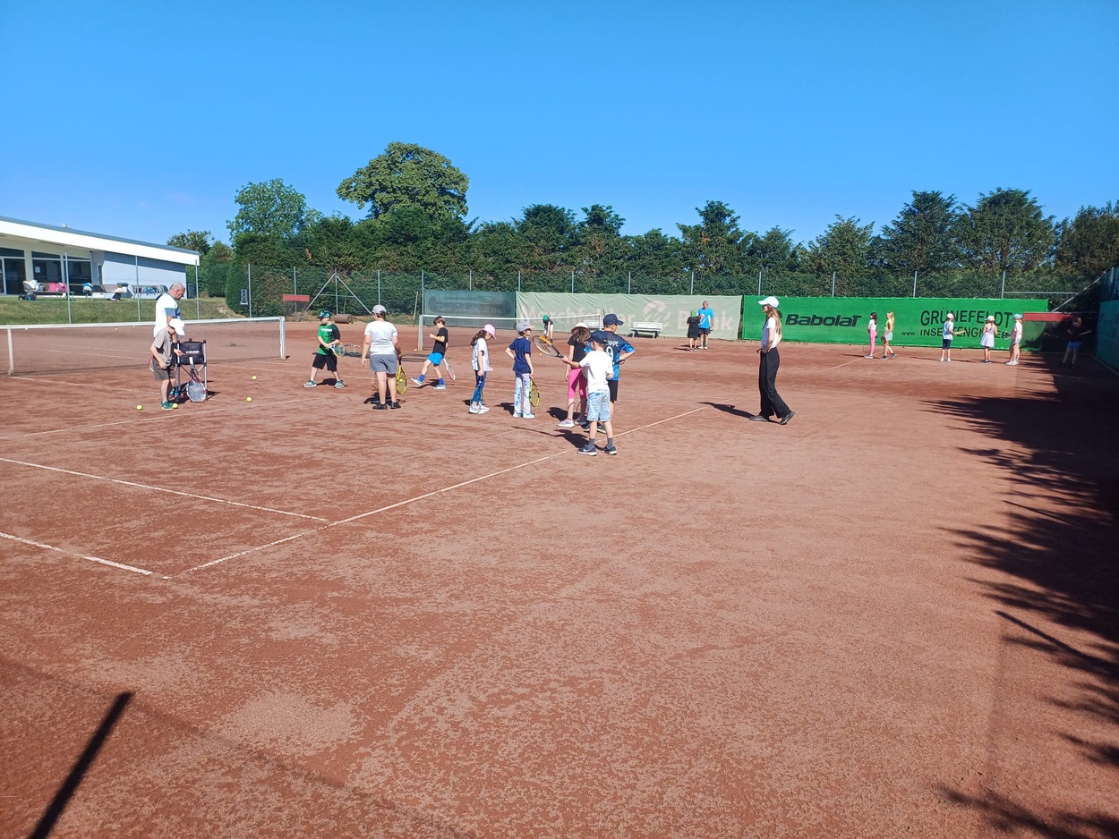Besuch der Volksschule Angern auf unserer Tennisanlage